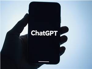 ChatGPT全球网页份额暴跌20%！Gemini强势破20%，OpenAI或推广告引用户担忧